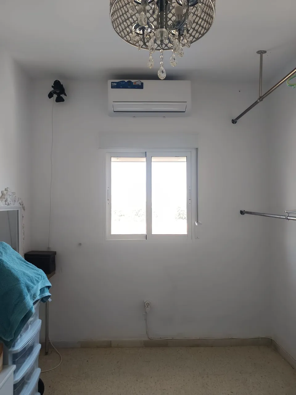 Unidad interior de aire acondicionado split instalada en la pared de una habitación.