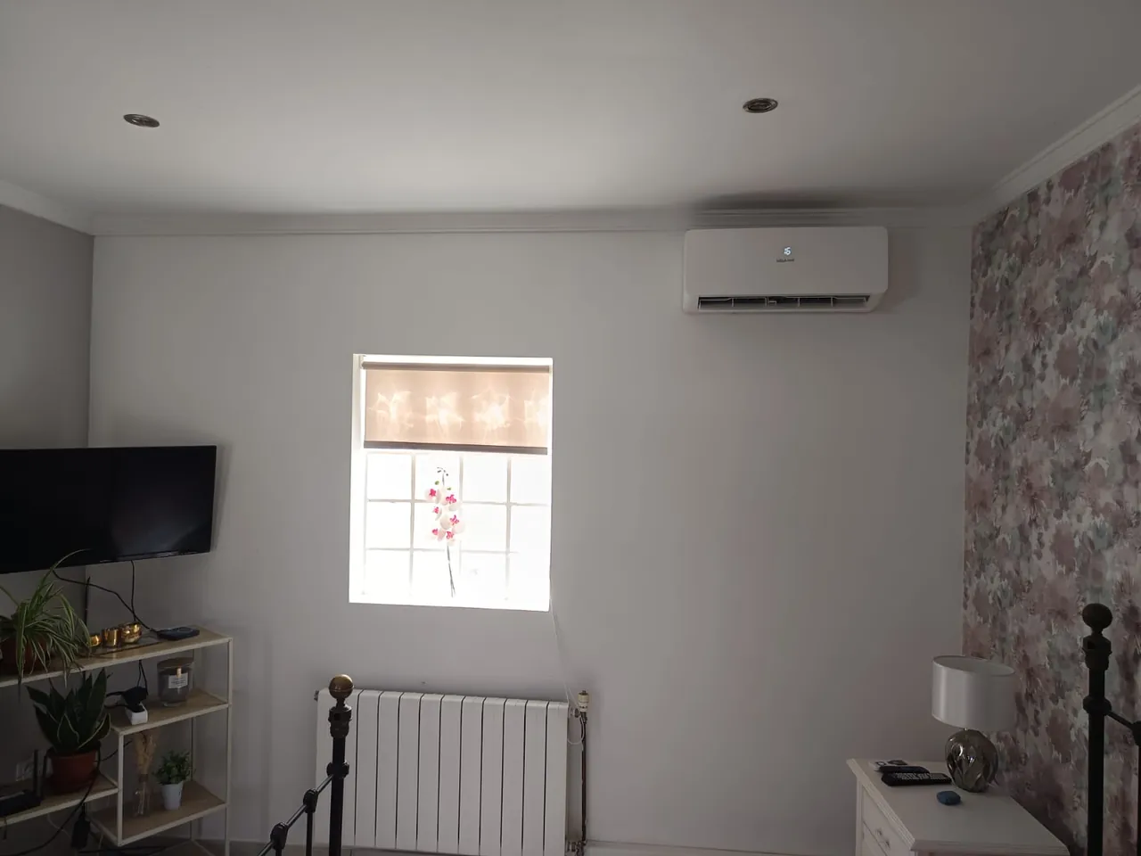 Unidad interior de aire acondicionado en el salón de una vivienda del Valle del Almanzora.
