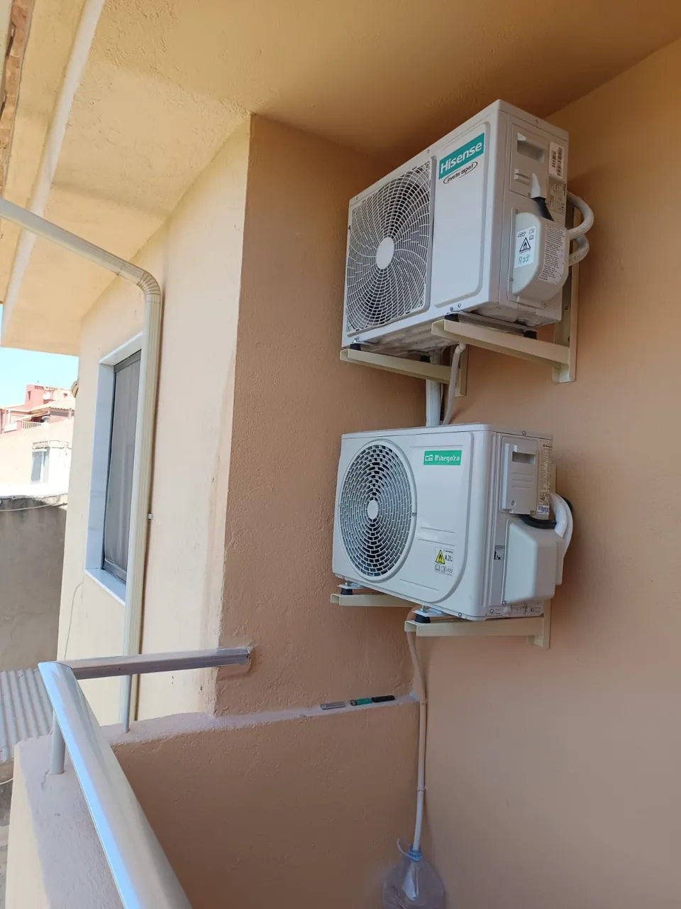 Instalación multisplit con dos unidades exteriores de aire acondicionado.