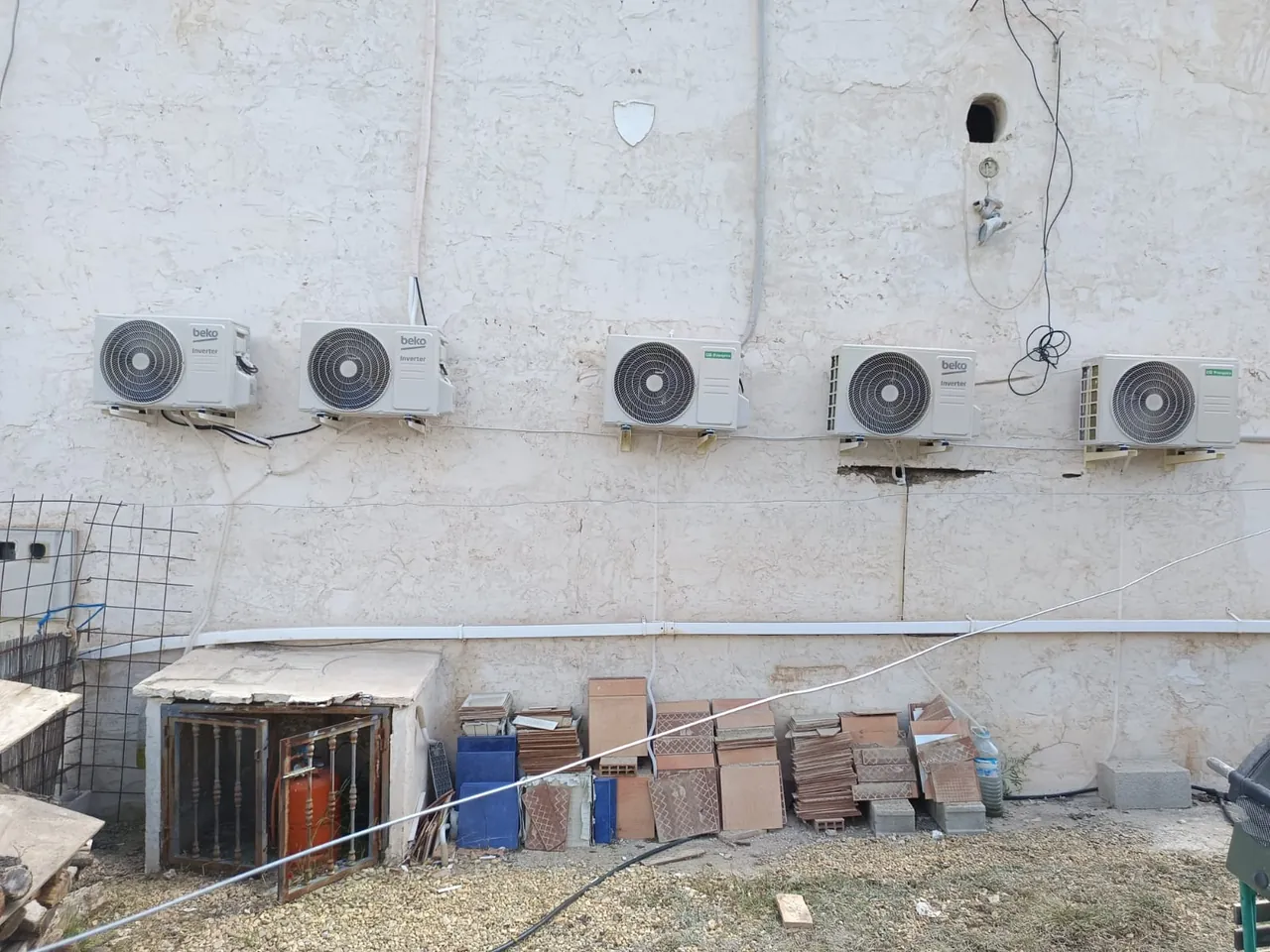Instalación de varias unidades exteriores de aire acondicionado en una misma pared.