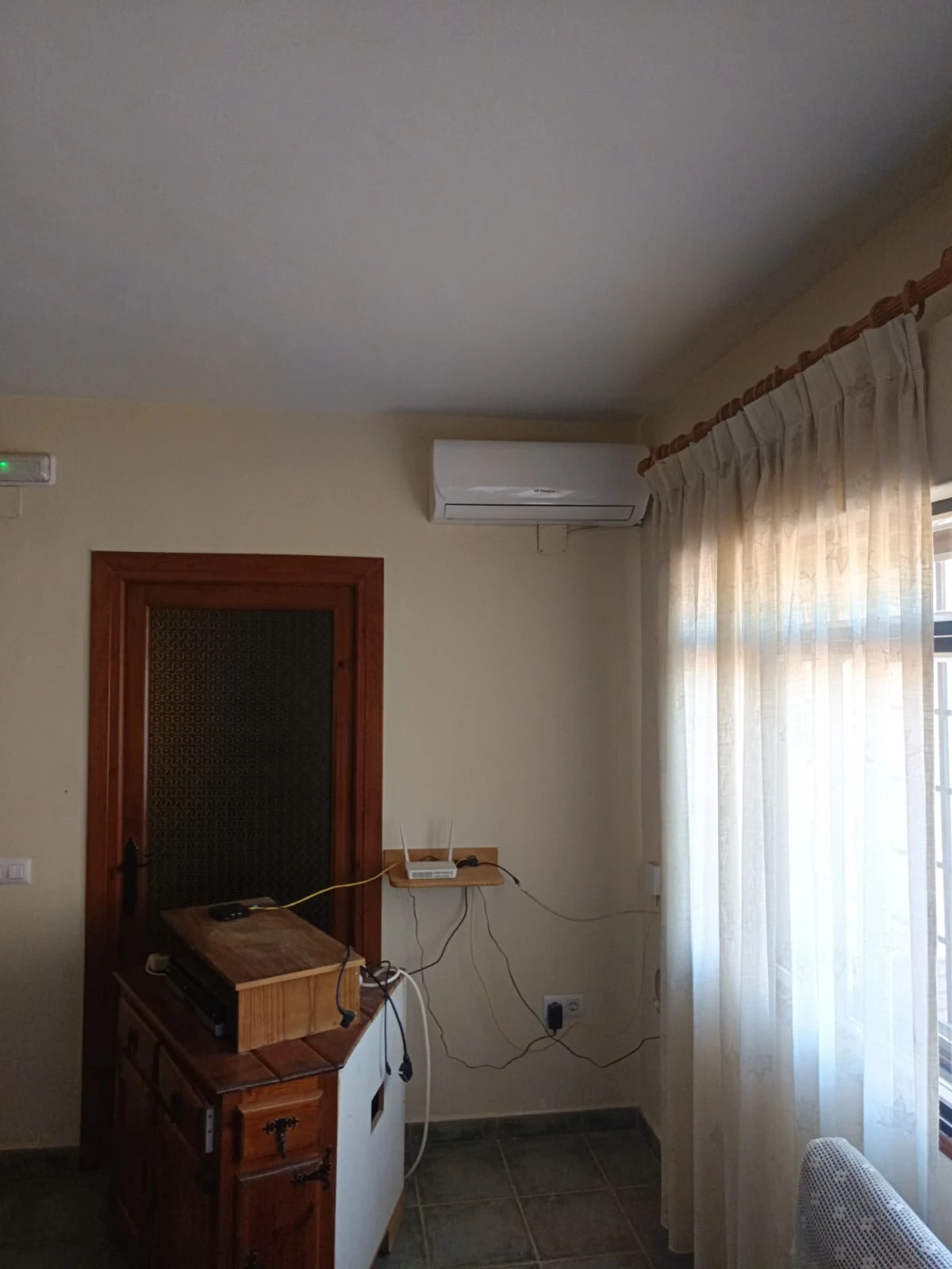 Unidad interior de aire acondicionado recién instalada en un dormitorio de Zurgena.