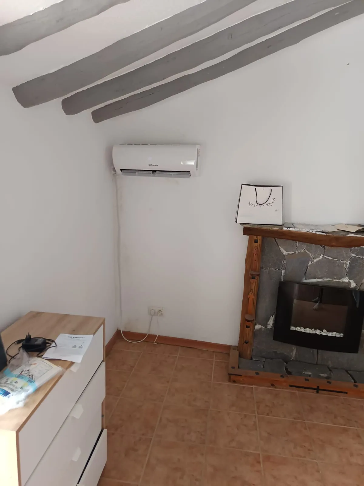 Split de aire acondicionado instalado en un salón con vigas de madera de una casa de campo del Almanzora.