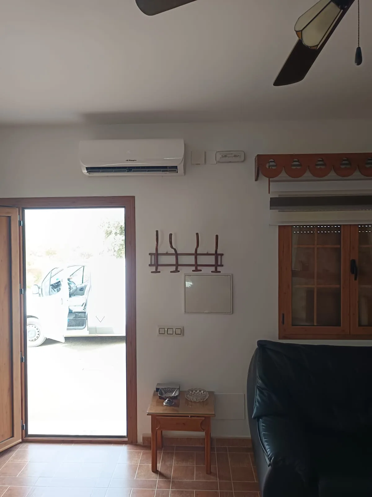 Salón con dos splits de aire acondicionado instalados y salida a la terraza.